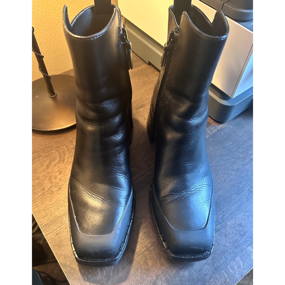 TORY BURCH  BLACK LEATHER EXPEDITION ZIP UP BOOTS EUC; SIZE 9M